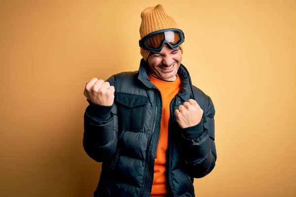 Jovem Esquiador Bonito Homem Esqui Vestindo Sportswear Neve Usando Óculos — Fotografia de Stock
