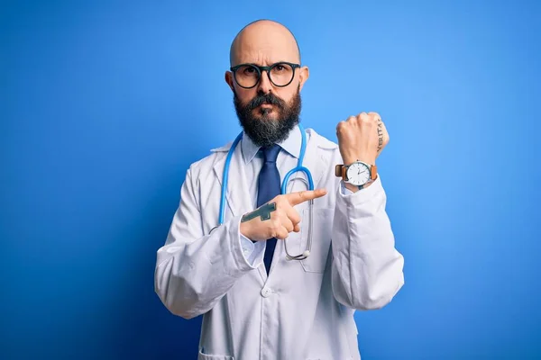 Knappe Kale Dokter Met Baard Met Bril Stethoscoop Blauwe Achtergrond — Stockfoto