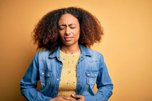 Mujer Afroamericana Joven Con Pelo Afro Que Lleva Camisa Mezclilla — Foto de Stock