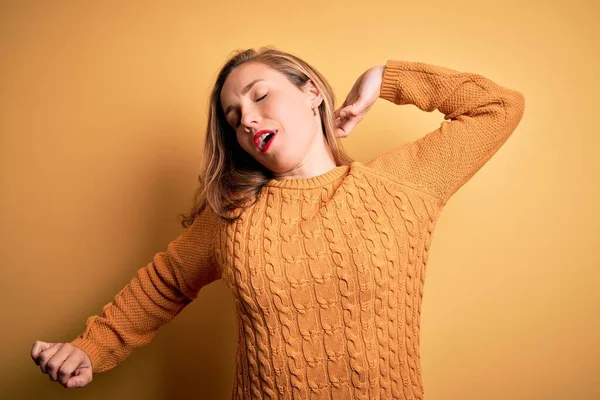 Giovane Bella Donna Bionda Indossa Maglione Casual Piedi Sfondo Giallo — Foto Stock