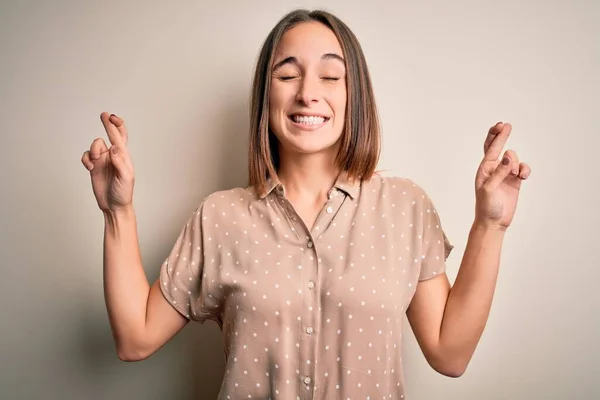 Ung Vacker Kvinna Bär Casual Skjorta Stående Över Isolerad Vit — Stockfoto