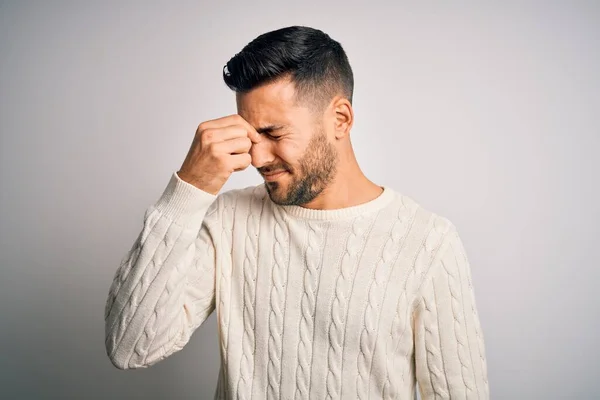 Joven Hombre Guapo Con Suéter Casual Pie Sobre Fondo Blanco —  Fotos de Stock