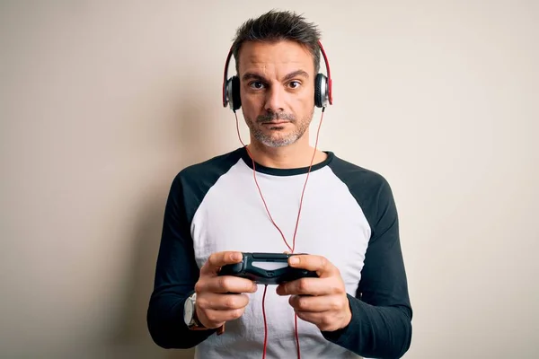 Joven Jugador Guapo Hombre Jugando Videojuego Con Joystick Auriculares Con —  Fotos de Stock