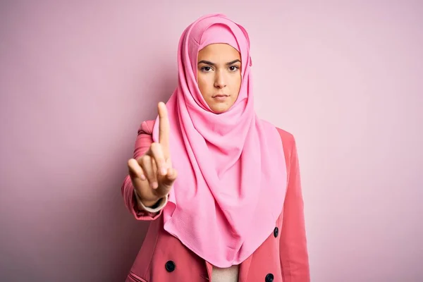 Ung Vacker Flicka Bär Muslim Hijab Står Över Isolerade Rosa — Stockfoto