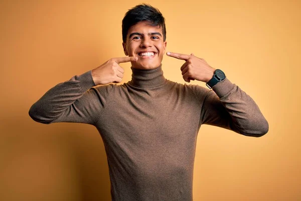 Homem Bonito Jovem Vestindo Camisola Gola Alta Casual Sobre Fundo — Fotografia de Stock