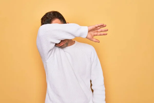 Giovane Bell Uomo Con Gli Occhi Azzurri Che Indossa Maglione — Foto Stock