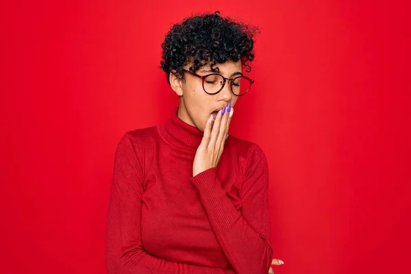 Junge Schöne Afrikanisch Amerikanische Afro Frau Rollkragenpullover Und Brille Gelangweilt — Stockfoto