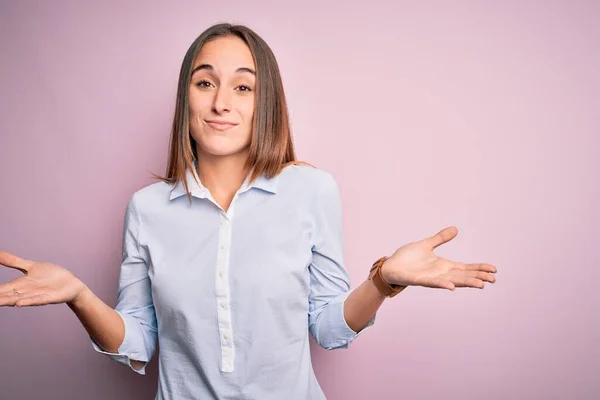 Giovane Bella Donna Affari Indossa Camicia Elegante Piedi Sopra Isolato — Foto Stock