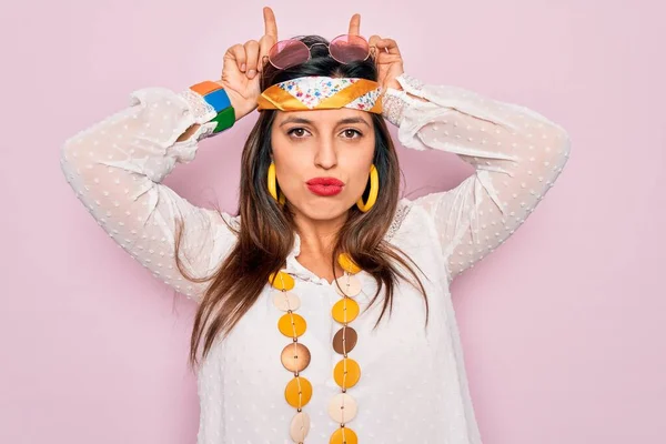 Junge Hispanische Hippie Frau Trägt Mode Boho Stil Und Sonnenbrille — Stockfoto