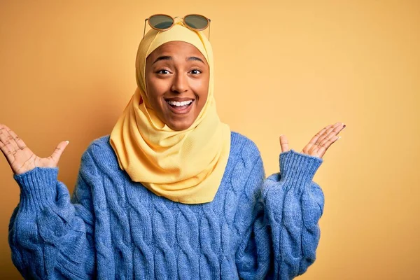Mladá Afroamerická Studentka Žlutým Muslimským Hidžábem Slunečními Brýlemi Oslavující Šílenost — Stock fotografie