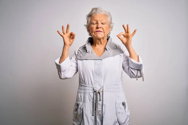 Eine Ältere Schöne Grauhaarige Frau Lässiger Jacke Die Vor Weißem — Stockfoto