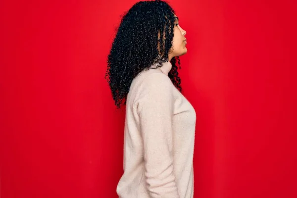 Mujer Rizada Afroamericana Joven Que Usa Suéter Casual Cuello Alto —  Fotos de Stock