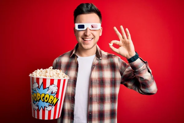 Giovane Uomo Caucasico Bello Indossa Occhiali Film Mangiare Popcorn Con — Foto Stock