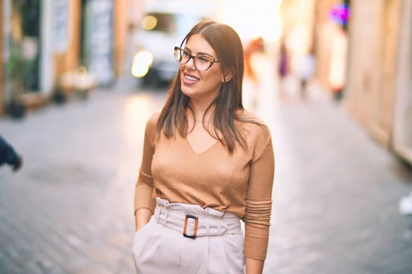 Joven Hermosa Mujer Sonriendo Feliz Confiado Pie Con Sonrisa Cara — Foto de Stock