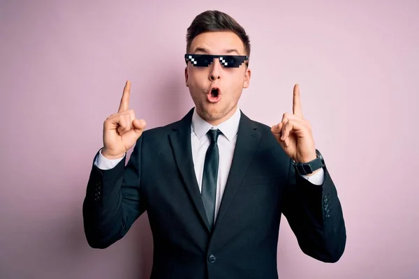 Jovem Bonito Caucasiano Homem Negócios Vestindo Engraçado Bandido Vida Óculos — Fotografia de Stock