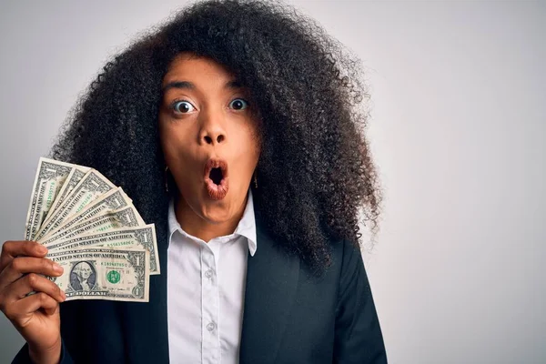 アフロヘアの若いアフリカ系アメリカ人のビジネス女性は 現金ドルを持っている銀行券は驚きの顔でショックで怖がって 恐れと恐怖の表現で興奮 — ストック写真