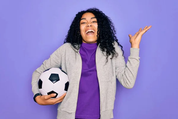 Afrikalı Kıvırcık Kadın Futbol Oynarken Mor Arka Planda Çok Mutlu — Stok fotoğraf