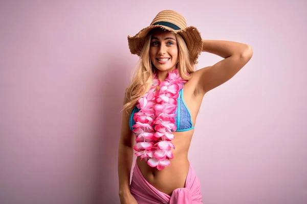 Joven Hermosa Mujer Rubia Vacaciones Con Bikini Sombrero Con Flores — Foto de Stock
