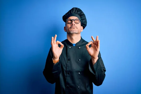 Giovane Chef Bello Uomo Indossa Uniforme Fornello Cappello Sfondo Blu — Foto Stock
