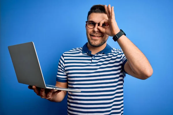 사업가가 안경을 컴퓨터 랩탑을 얼굴로 웃으면서 손으로 손가락을 괜찮은 사인을 — 스톡 사진