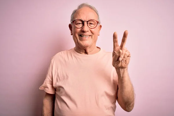 Homme Âgé Aux Cheveux Gris Portant Des Lunettes Debout Sur — Photo