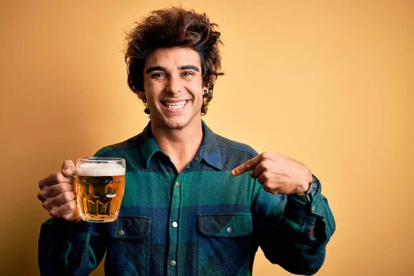 Ung Stilig Man Dricka Burk Stående Över Isolerad Gul Bakgrund — Stockfoto