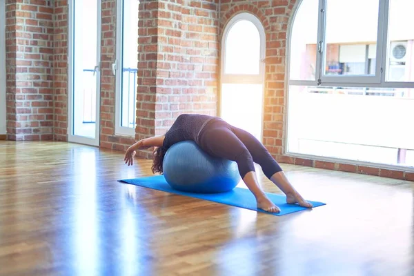 Schöne Sportlerin Mittleren Alters Beim Turnen Mit Fitnessball Einer Yoga — Stockfoto