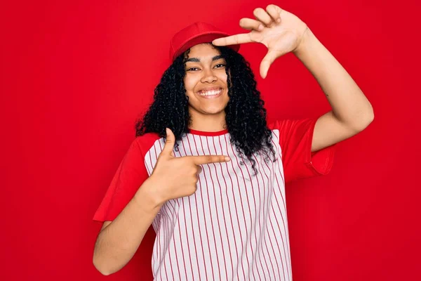 Joven Deportista Afroamericana Rizada Con Gorra Béisbol Camiseta Rayas Sonriente —  Fotos de Stock