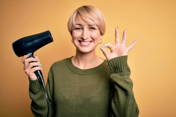 Mladá Blondýnka Krátkými Vlasy Sušení Vlasy Pomocí Fénu Přes Žluté — Stock fotografie