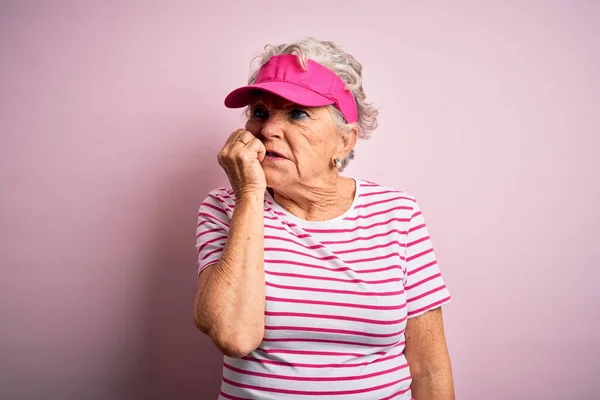 Senior Bela Mulher Desportiva Vestindo Boné Esporte Sobre Fundo Rosa — Fotografia de Stock