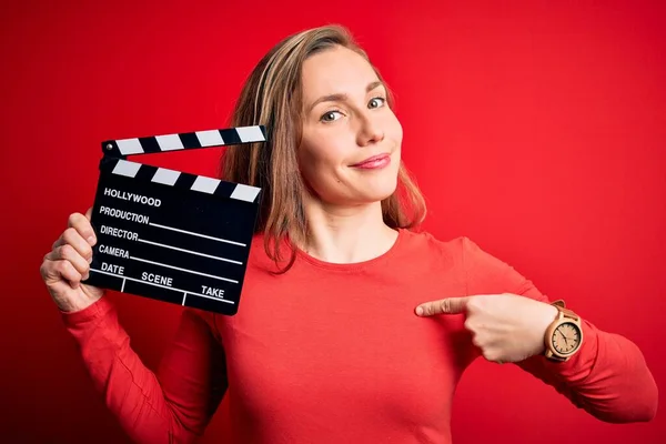 Mladý Krásný Blondýnka Clapper Žena Drží Clapboard Přes Izolované Červené — Stock fotografie