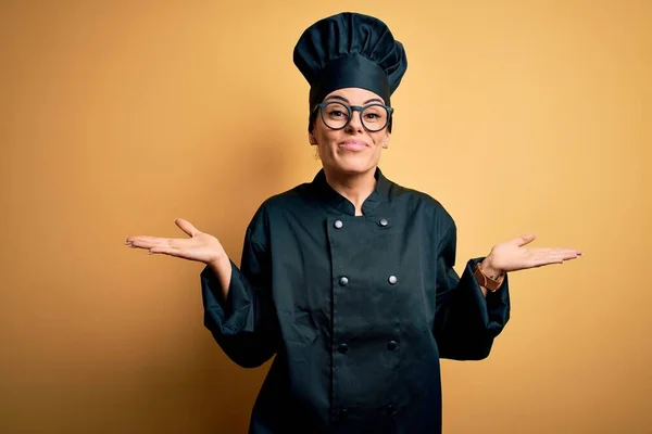 Jeune Belle Femme Chef Brune Portant Uniforme Cuisinière Chapeau Sur — Photo