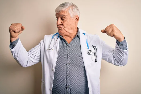 Senior Pohledný Chraptivý Lékař Muž Kabátě Stetoskop Přes Bílé Pozadí — Stock fotografie
