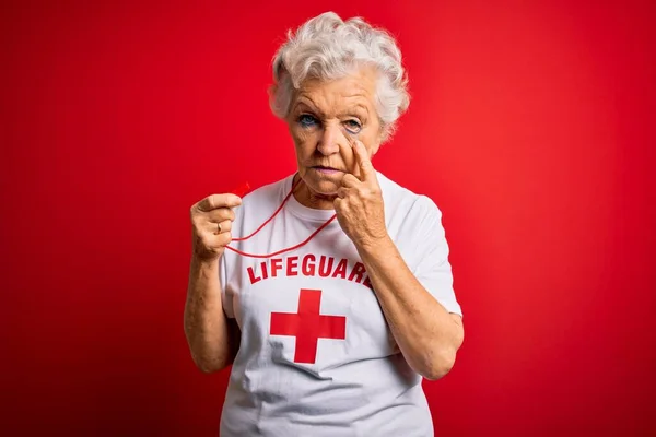 Senior Hermosa Salvavidas Pelo Gris Mujer Usando Camiseta Con Cruz —  Fotos de Stock