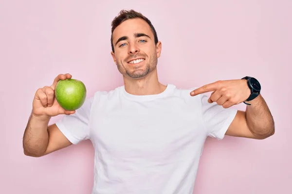 Jovem Homem Bonito Com Olhos Azuis Comendo Maçã Verde Saudável — Fotografia de Stock