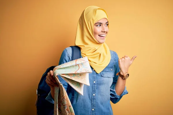 Junges Touristenmädchen Urlaub Trägt Muslimischen Hijab Und Rucksack Mit Stadtplan — Stockfoto