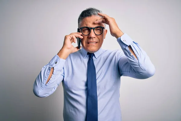 Medelålders Stilig Gråhårig Affärsman Som Pratar Smartphone Stressad Med Handen — Stockfoto