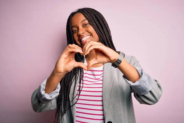 Jeune Femme Affaires Afro Américaine Debout Sur Fond Rose Isolé — Photo