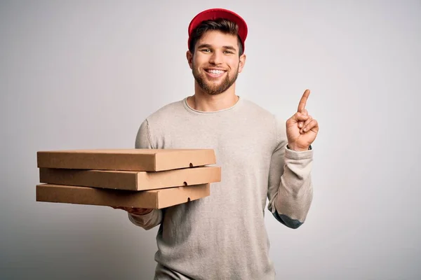 Fiatal Szőke Férfi Szakállal Kék Szemekkel Kezében Egy Karton Pizzával — Stock Fotó
