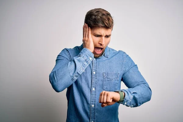 Joven Hombre Rubio Guapo Con Barba Ojos Azules Con Camisa —  Fotos de Stock