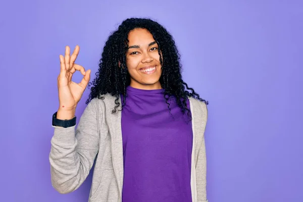 Jovem Afro Americana Desportiva Mulher Vestindo Camisola Casual Sobre Fundo — Fotografia de Stock