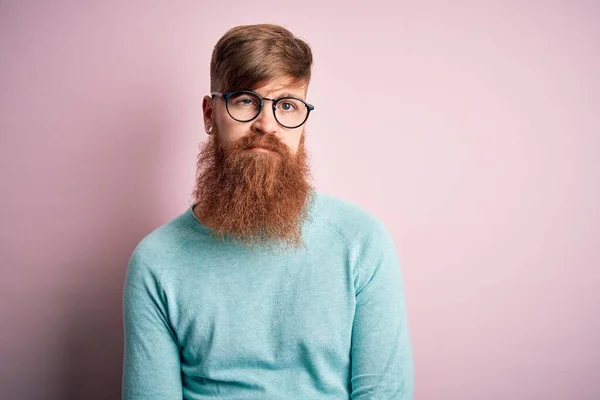 Нахабний Ірландський Рудий Чоловік Бородою Окулярах Над Рожевим Ізольованим Фоном — стокове фото