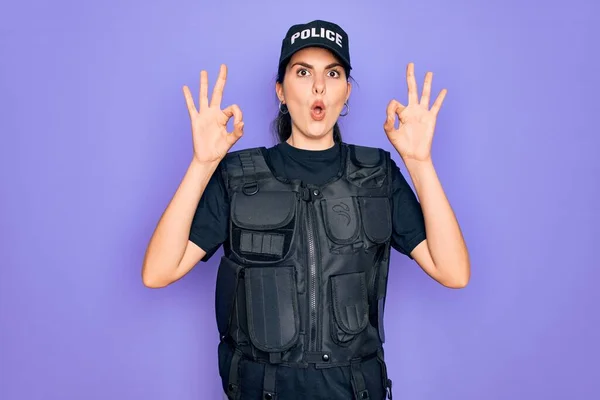 Mulher Jovem Polícia Vestindo Uniforme Colete Prova Balas Segurança Sobre — Fotografia de Stock