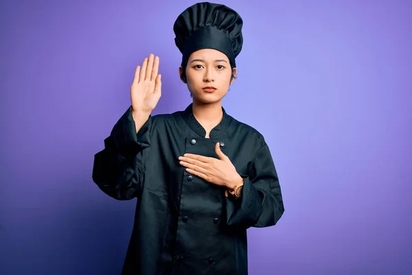 Junge Schöne Chinesische Küchenfrau Trägt Kochuniform Und Hut Über Lila — Stockfoto
