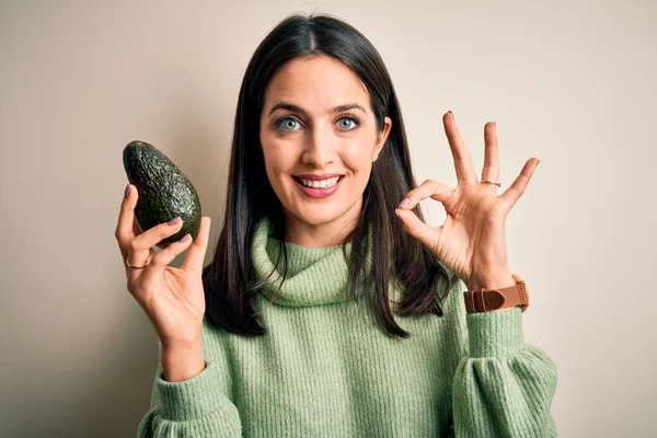 Mujer Joven Con Ojos Azules Sosteniendo Aguacate Saludable Sobre Fondo — Foto de Stock