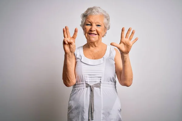 Senior Bela Mulher Cabelos Grisalhos Vestindo Vestido Verão Casual Sobre — Fotografia de Stock