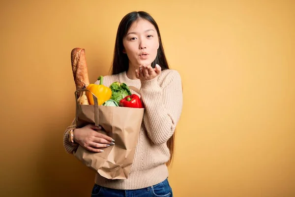 Młoda Azjatycka Kobieta Trzyma Papierową Torbę Świeżych Zdrowych Artykułów Spożywczych — Zdjęcie stockowe