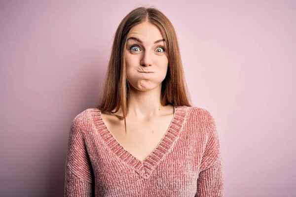 Junge Schöne Rothaarige Frau Lässigem Pullover Über Isoliertem Rosa Hintergrund — Stockfoto