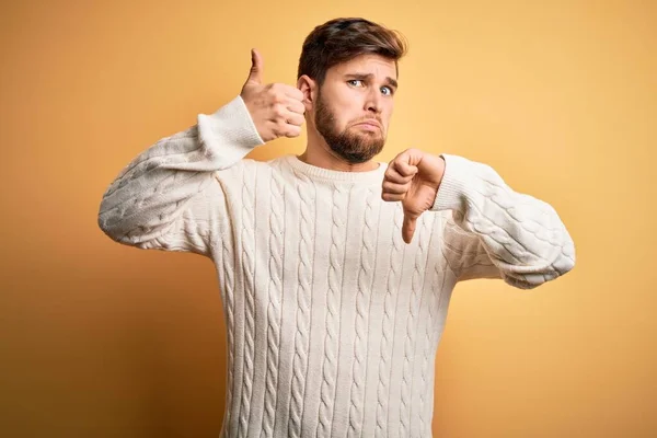 Ung Blond Man Med Skägg Och Blå Ögon Bär Vit — Stockfoto