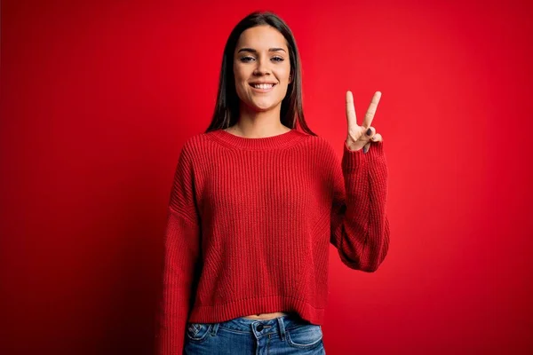 Mooie Jonge Brunette Vrouw Draagt Casual Trui Staan Rood Geïsoleerde — Stockfoto